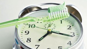 Warten oder Zähneputzen, auch unter Medizinern herrscht Unsicherheit