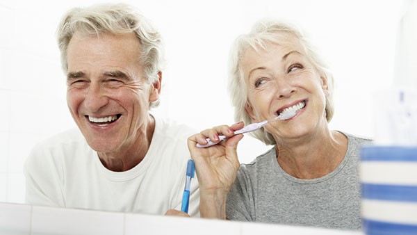 Zahnlosigkeit Senioren Zähne putzen