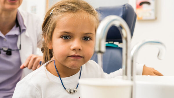 Die gesetzlichen Krankenkassen zahlen jetzt das Auftragen von Fluoridlack für Kinder bis zum sechsten Geburtstag.