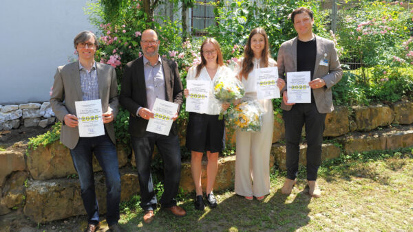 Die beiden AGK+ Forschungspreisträger 2025 – Team Erlangen und Team Berlin. Hier v.l. das Team der Universität Erlangen mit Dr. Renan Belli, Prof. Dr.-Ing. Ulrich Lohbauer, Zahnärztin Sabine Hartmann, Dr. Julia Lubauer mit dem Autor der Berliner in-vitro-Studie, PD Dr. Alexey Unkovskiy, M. Sc.