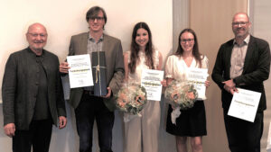 AGK+ Forschungspreisträger 2025 Team Erlangen (v.l.): Laudator und AGK+ Vorsitzender Dr. Bernd Reiss mit Dr. Renan Belli, Dr. Julia Lubauer, Zahnärztin Sabine Hartmann und Prof. Dr.-Ing. Ulrich Lohbauer